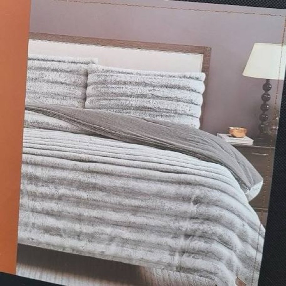 QUEEN FAUX FUR 3 piece comforter set - Brand: Frye - Color: Grey and White - NEW